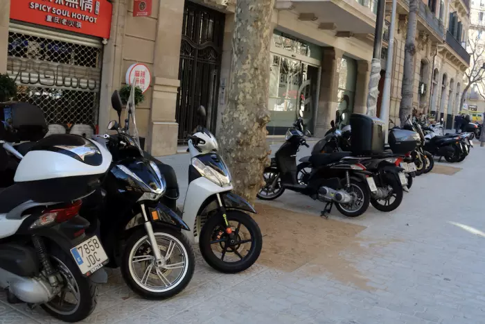 Un centenar d'entitats reclama a l'Ajuntament prohibir l'aparcament de motos a les voreres a Barcelona