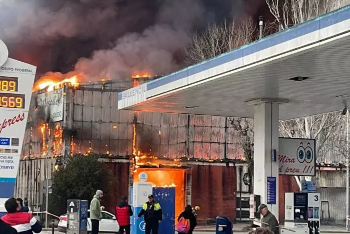 Un incendi en una nau de pneumàtics obliga a confinar barris de Sant Boi i Cornellà