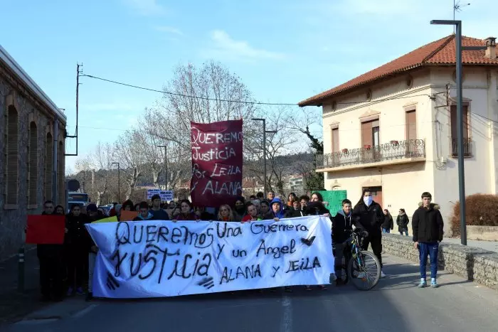 Un centenar de persones reclamen justícia a Sallent després de la mort de l'adolescent