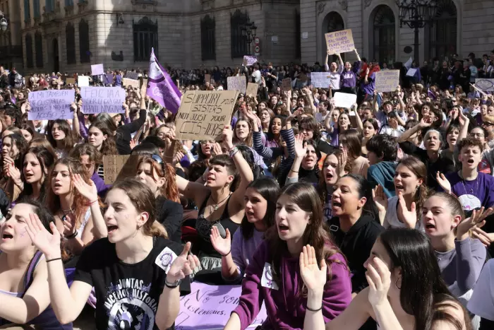 Milers d'estudiants es manifesten arreu del territori contra un sistema que "perpetua les violències masclistes"