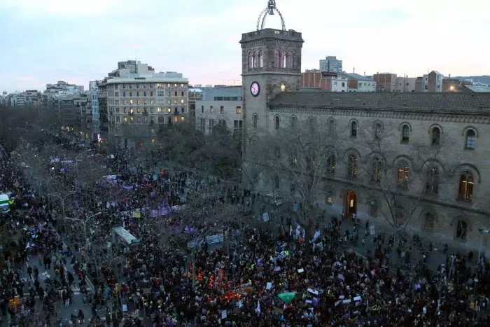 Milers de persones clamen contra les violències masclistes des del centre de Barcelona aquest 8M