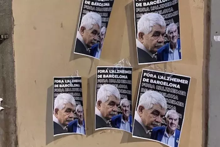 Pengen cartells fent mofa de l'Alzheimer de Pasqual Maragall a seus d'ERC a Barcelona