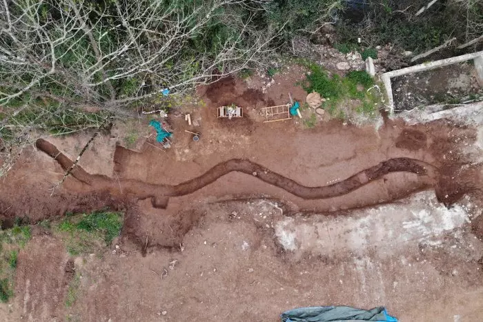 La ARMH denuncia el robo de toldos y herramientas de una exhumación de una fosa de la represión franquista en Asturias