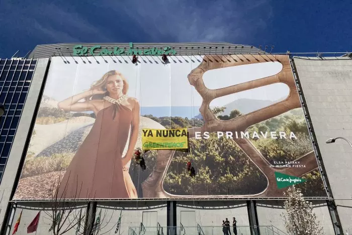 Greenpeace cambia el mensaje de la fachada de El Corte Inglés: "Ya nunca es primavera"