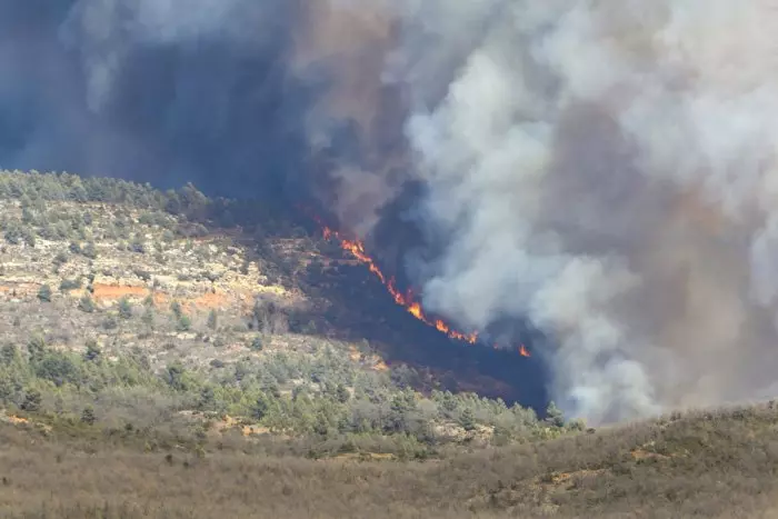 Desalojan a casi 800 personas por el incendio forestal entre Castelló y Teruel