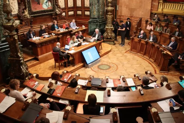 El ple de Barcelona acusa el govern de fer "accions de partit" en les campanyes d'aquest 2023