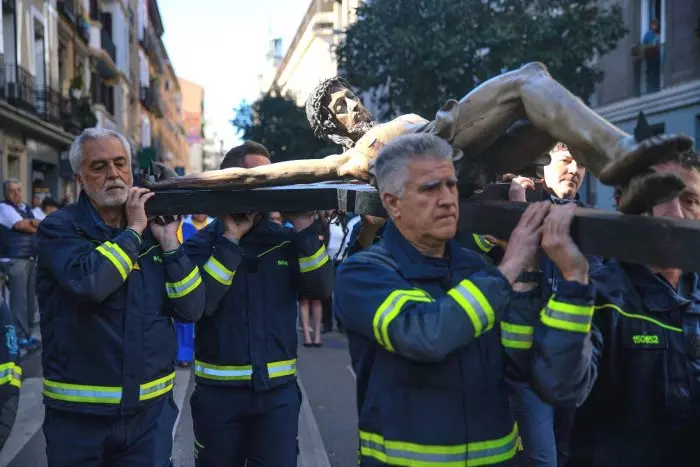 El Ayuntamiento de Madrid envía a una decena de bomberos en turno de guardia a sacar un Cristo en procesión