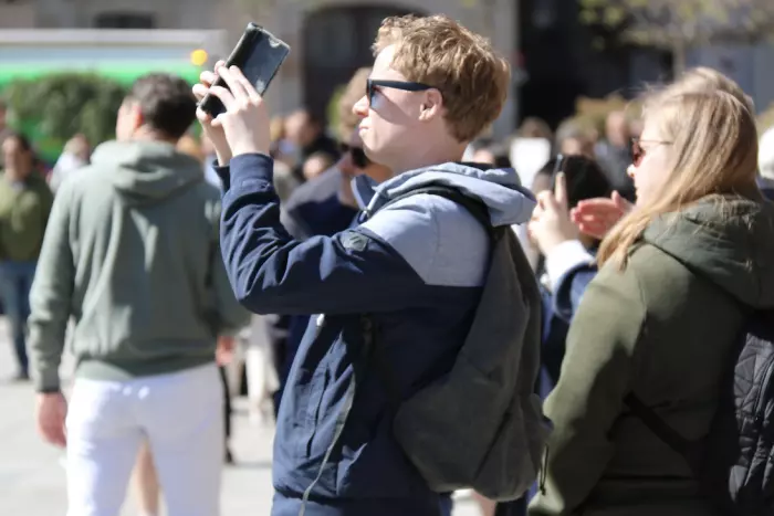 Un filtre d'Instagram permet eliminar la polèmica lona publicitària de la Catedral de Barcelona