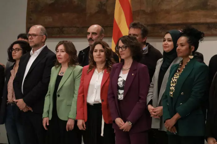 Govern, periodistes i partits, excepte Vox, Cs i PPC, signen un acord per una campanya lliure de racisme