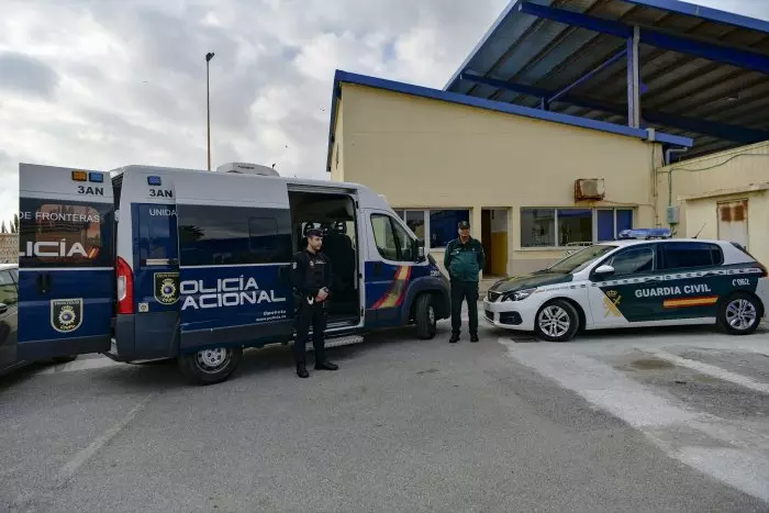 Cierran la frontera de Ceuta después de que unos 200 migrantes intentaran saltar la valla
