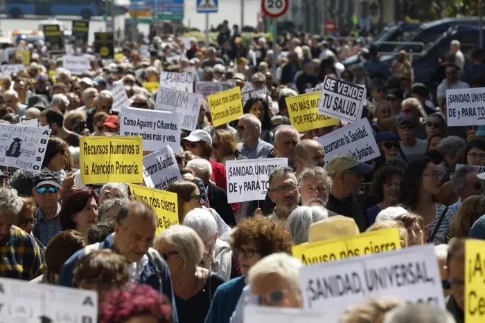 Más de mil personas se manifiestan en Madrid en una nueva Marea Blanca para denunciar la mercantilización de la salud