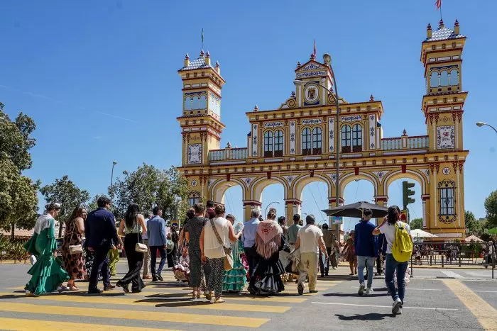 Una niña herida y dos mulos muertos en un incendio en la Feria de Sevilla