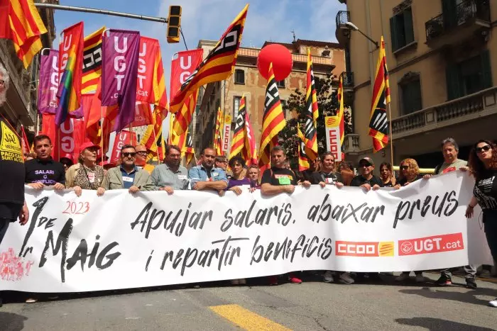 Milers de persones omplen el centre de Barcelona per reclamar millors salaris en la marxa més massiva de l'1 de maig