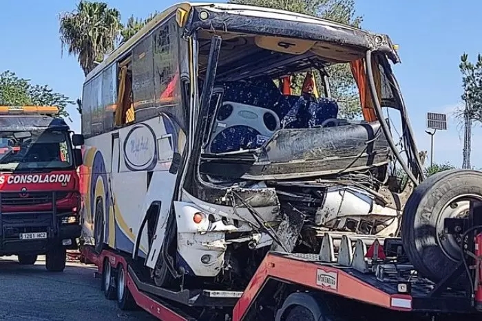 Una trabajadora temporera muere y otras 39 resultan heridas al volcar el autobús en el que viajaban en Huelva