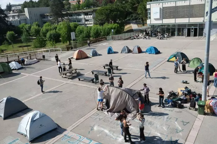 Desenes d'estudiants d'End Fossil ocupen indefinidament la plaça Cívica de la UAB