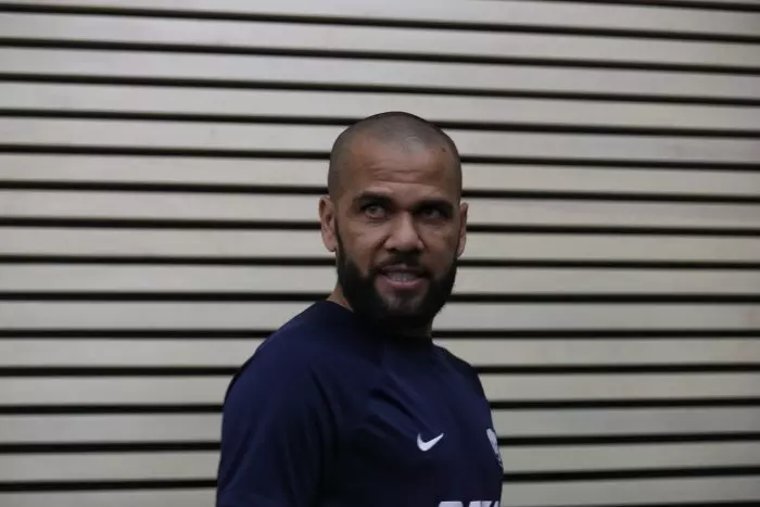 La joven que denunció a Dani Alves por violación pide que siga preso tras cuestionar su última versión