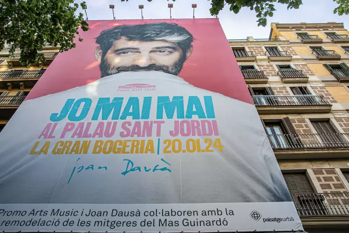 Joan Dausà anuncia el seu concert al Palau Sant Jordi amb una lona gegant al centre de Barcelona