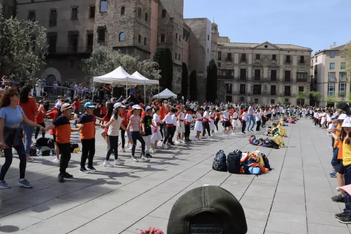 Uns 400 escolars ballen una sardana multitudinària davant la catedral de Barcelona a ritme de 'Coti x Coti'