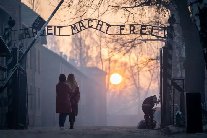 Indignación por la instalación de un puesto de helados a las puertas del campo de concentración de Auschwitz