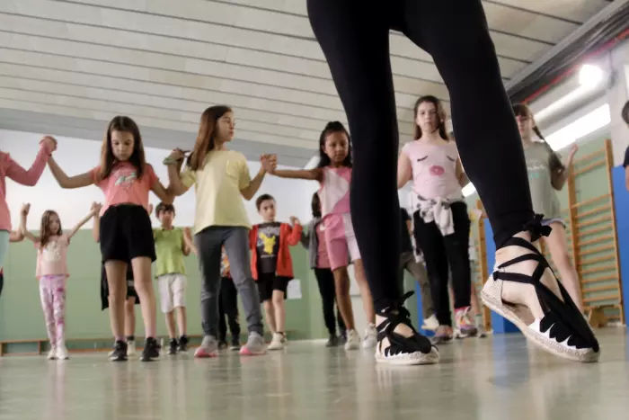La sardana està de moda: de dansa tradicional a fer ballar els joves a les discoteques