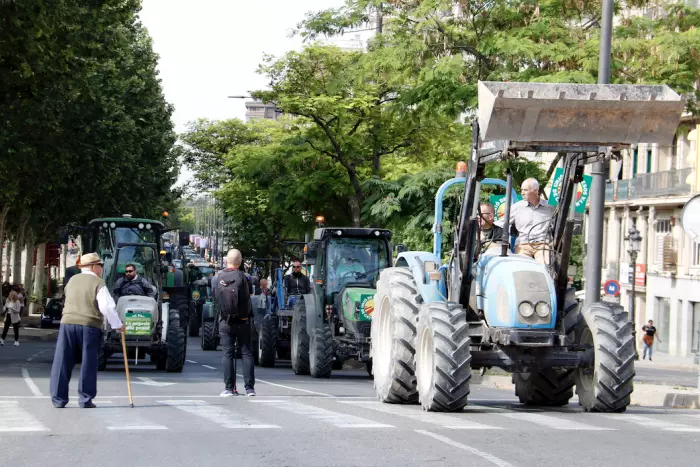 Desenes de tractors surten al carrer per exigir mesures per pal·liar els efectes de la sequera