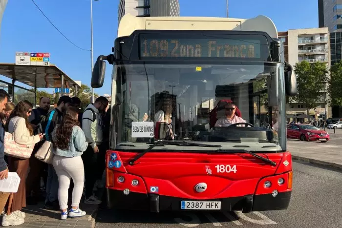 Ampli seguiment de la vaga de conductors de busos a Barcelona, que reclamen la jubilació als 60 anys