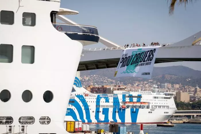 La CUP reclama la "desaparició" dels creuers a Barcelona amb una acció al Port