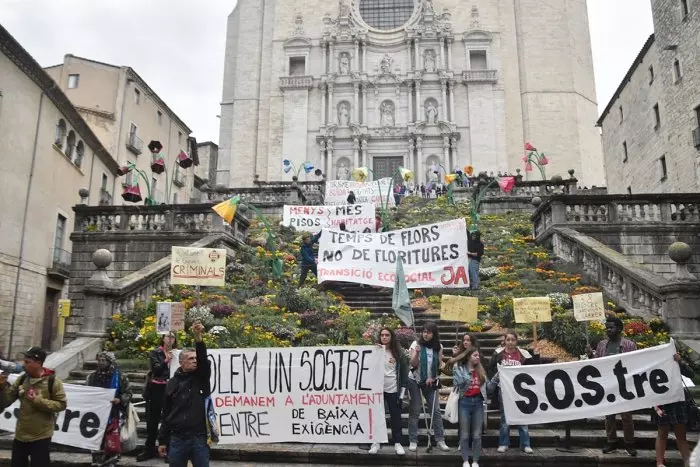 Activistes gironins aprofiten el Temps de Flors per denunciar un model de ciutat que "expulsa" els veïns