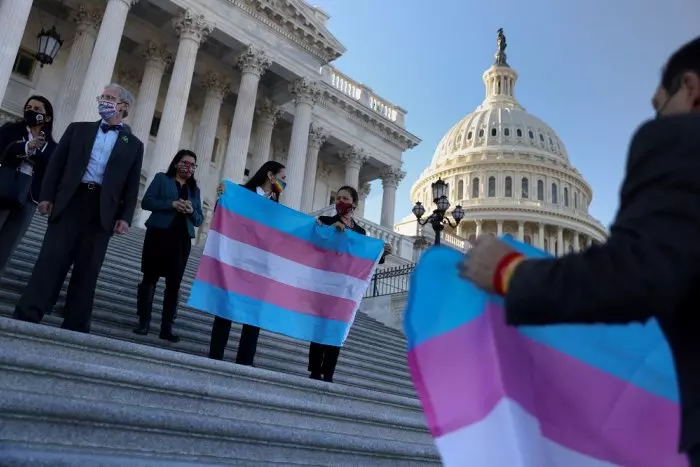 Nebraska aprueba una ley para penalizar el aborto y los cuidados a menores trans