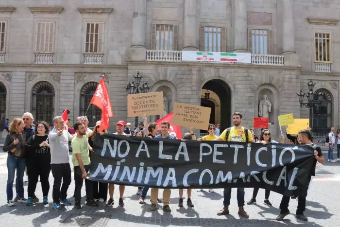 Docents interins es concentren per exigir a Educació que rectifiqui i els deixi triar els municipis on volen treballar