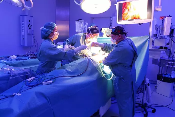 Una tècnica pionera a l'hospital de Sant Pau permet extirpar un nòdul pulmonar en una única visita al quiròfan