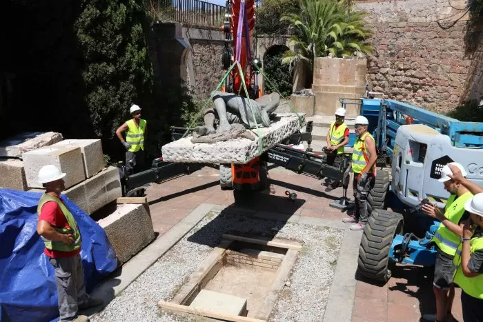 Barcelona retira la darrera escultura franquista de la ciutat