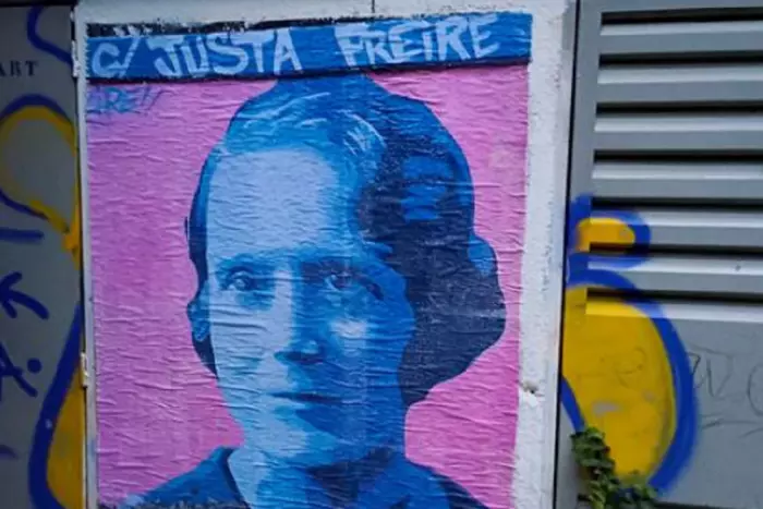 El mural de la maestra republicana Justa Freire, restaurado tras su vandalización