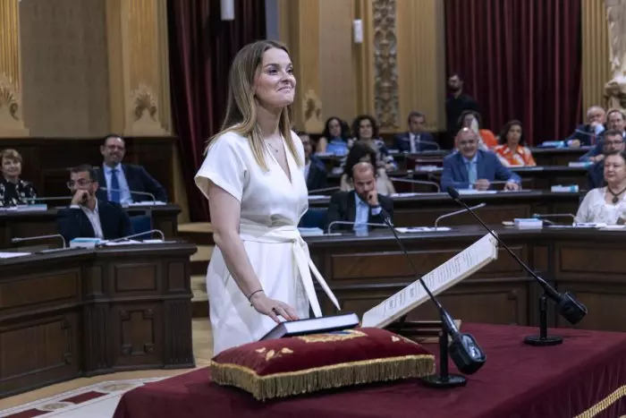 Vox permet al PP governar en solitari a les Balears a canvi de carregar-se els drets del català