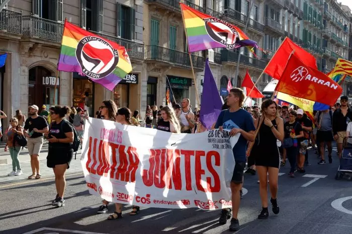 Milers de persones es manifesten pels carrers de Barcelona per reivindicar els drets del col·lectiu LGBTI+