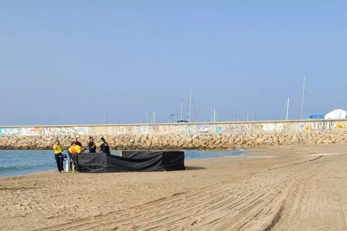 El cadàver trobat a la platja de Roda de Berà era d'una nena que viatjava en pastera