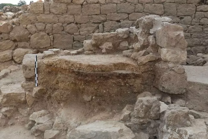 Descobert l'altar de grans dimensions del santuari portuari d'Empòrion