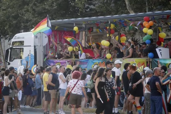 Multitudinària i reivindicativa desfilada del Pride de Barcelona a vuit dies del 23-J