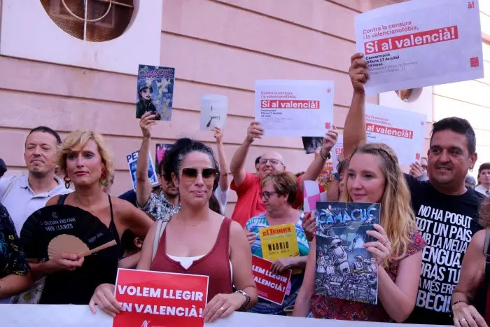 Borriana planta cara a la censura de revistes en català, un miler de persones protesta davant la biblioteca