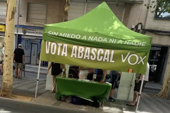 Detingut un simpatitzant de Vox per amenaçar amb una navalla una persona a Terrassa