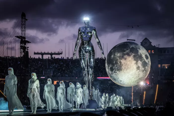 The Weeknd enlluerna Barcelona i converteix l'Estadi Olímpic en una espectacular pista de ball