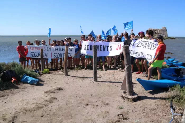 Una acció ecologista denúncia la regressió i l'enfonsament del Delta de l'Ebre