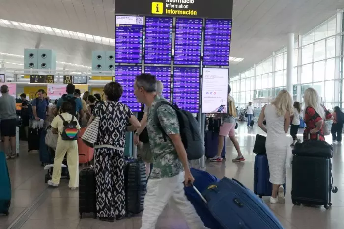 Els vigilants de l'aeroport del Prat negocien millores a contrarellotge per evitar la vaga