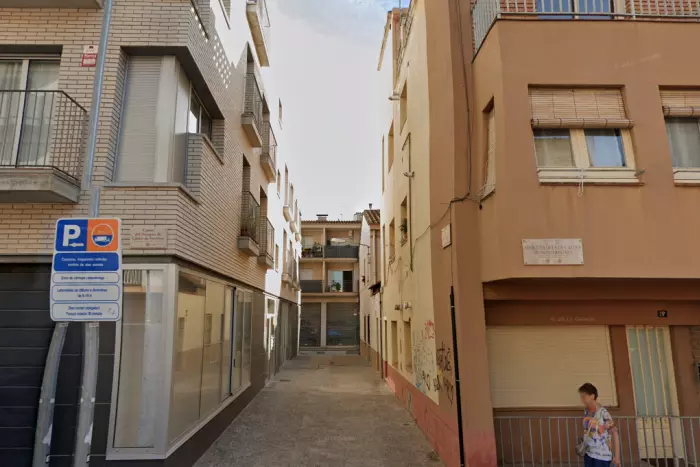 Un gos abandonat al balcó mor penjat a Girona després de saltar fugint de la calor