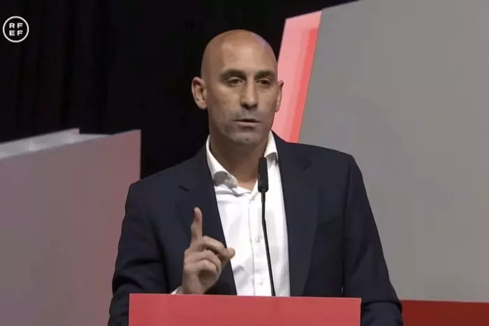 Rubiales rebutja dimitir i s'atrinxera carregant contra el "fals feminisme"