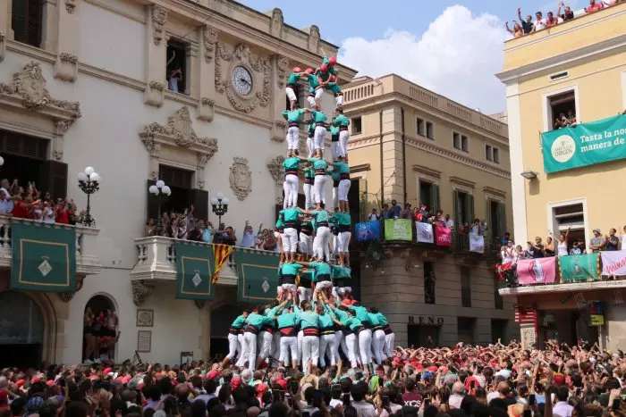 La diada de Sant Fèlix vibra amb una jornada castellera plena de gammes extra