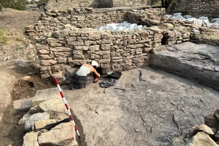 Surten a la llum peces singulars de ceràmica i restes d'una banqueta d'argila al jaciment de l'Esquerda