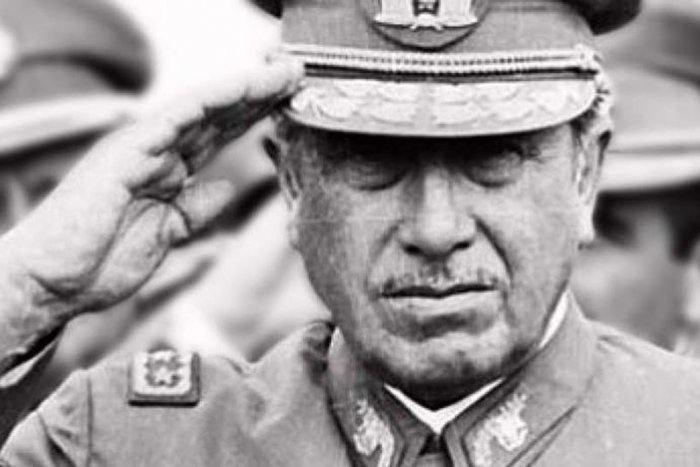 El Gobierno retirará a Pinochet la medalla que le concedió el franquismo en 1975