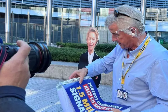 Activistas ambientales arrojan una tarta a la cara del director de Ryanair