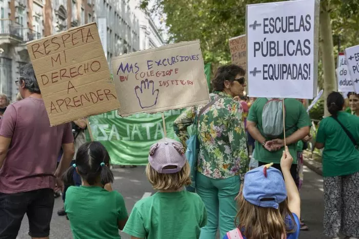 El profesorado madrileño organiza una cacerolada contra la gestión de Ayuso y pide la dimisión del consejero